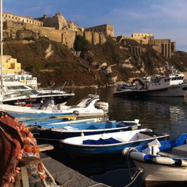 Večne zelený ostrov Ischia so sopkou Monte Epomeo a návšteva ostrova Procida – polpenzia 017
