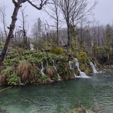 Smaragdové Plitvice a večerný Záhreb 036