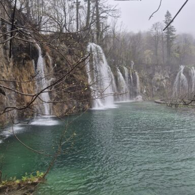 Smaragdové Plitvice a večerný Záhreb 040