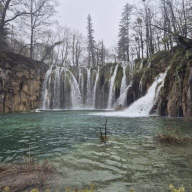 Smaragdové Plitvice a večerný Záhreb 043