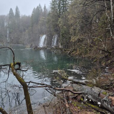 Smaragdové Plitvice a večerný Záhreb 055